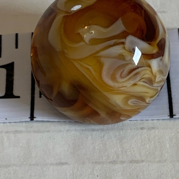 Vintage Brown and White Swirl Lucite Plastic Clip On Earrings Domed Shapped - Picture 9 of 11
